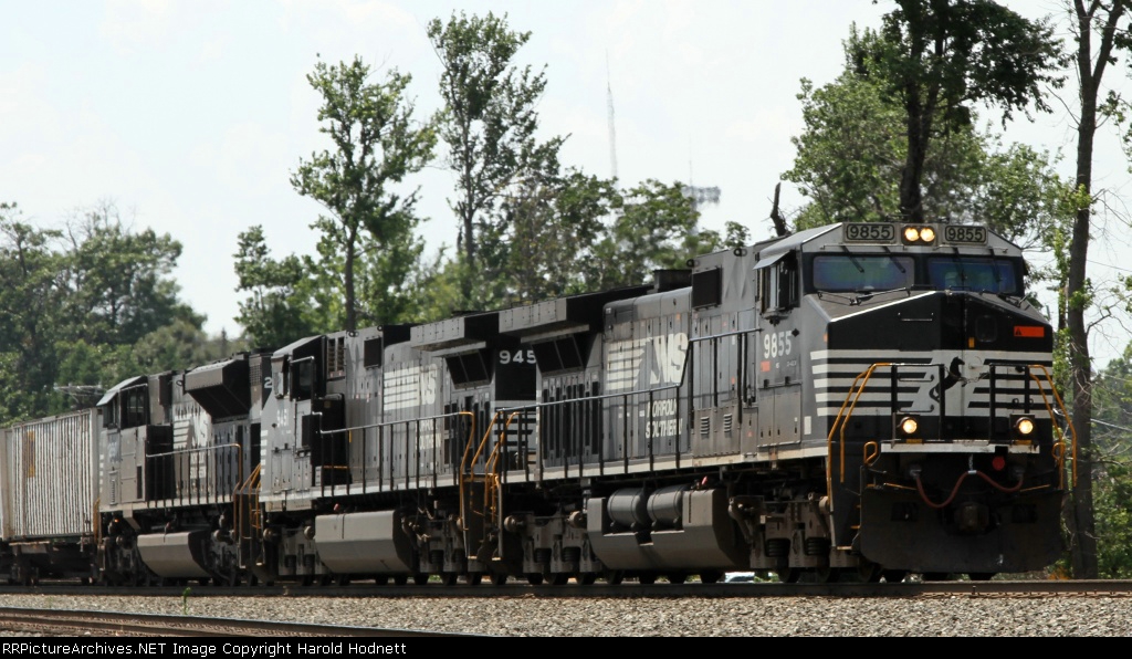 NS 9855 leads train 204 northbound